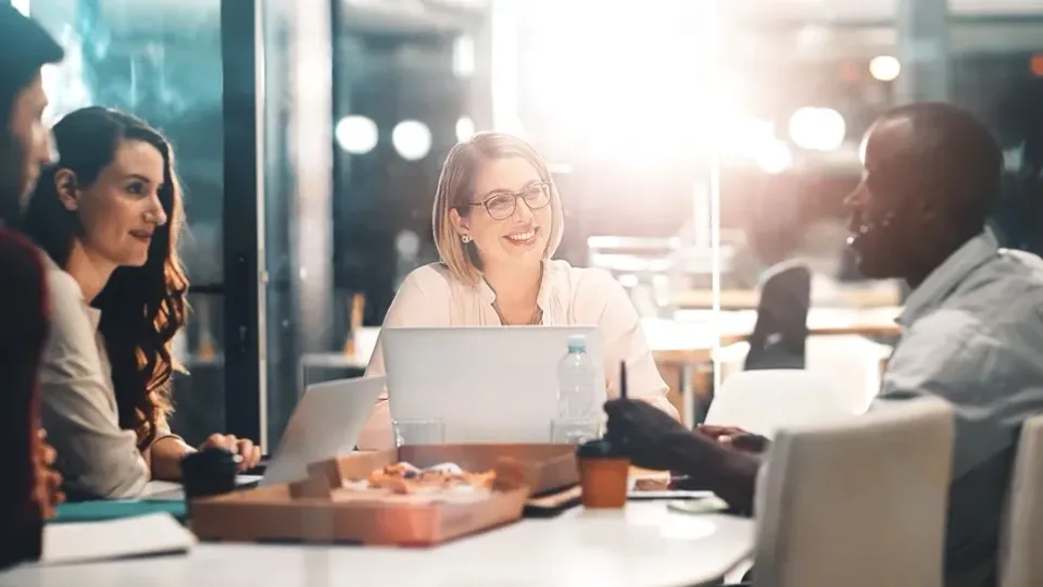 Digital Marketing Agency vs In-House Team: Pros & Cons untuk Skalabilitas Operasional Anda Digital Marketing Agency vs In-House Team: Pros & Cons untuk Skalabilitas Operasional Anda